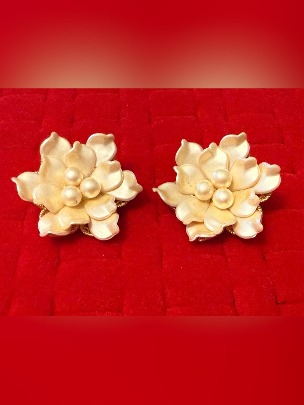 Vintage Gold Flower Pearl Center Clip-On Earrings - Women's Jewelry